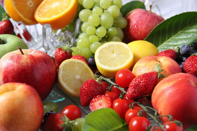 Různé druhy ovoce a zeleniny
